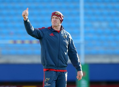 Paul O'Connell gives the 'thumbs up' sign to Munster fans in Perpignan.